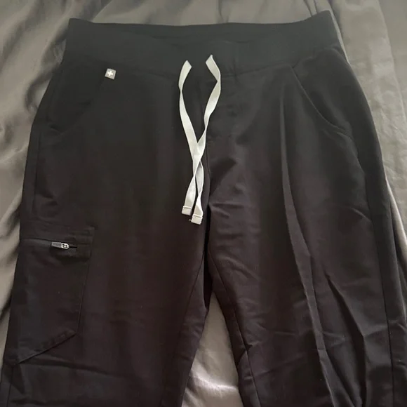 Figs Womens Scrubs Set - Black Size Medium - Joggers and Short Sleeve Top - Picture 4 of 8